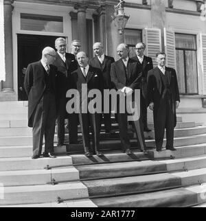 Minister vereidigt im Palast Soestdijk v.l.n.r. Die Herren Minister Samkalden, Smallenbroek, Diepenhorst, Cals, den Uyl, Vondeling, Vrolijk en Suurhoff Datum: 14. April 1965 Ort: Soestdijk, Utrechter Schlüsselwörter: Vereidigung, persönlicher Name der Minister: CALs, Jo, Smallenbroek, Jan Udeling, Anne Udeling, Anne Udeling Stockfoto