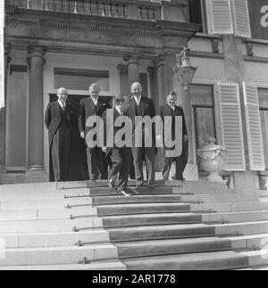 Die Minister vereidigten im Schloss Soestdijk v.l. Samkalden, Smallenbroek, Cals, den Uyl en Suurhoff Datum: 14. April 1965 Stichwörter: Imkerei, Minister persönlicher Name: CALs, Jo, Smallenbroek, Jan, Suufhoff, Ko, Uyl, Joop den Stockfoto