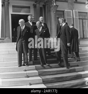 Minister vereidigt im Palast Soestdijk v.l.n.r. Die Herren Minister Samkalden, Smallenbroek, Diepenhorst, Cals, den Uyl, Vondeling, Vrolijk en Suurhoff Datum: 14. April 1965 Ort: Soestdijk, Utrechter Schlüsselwörter: Vereidigung, persönlicher Name der Minister: CALs, Jo, Smallenbroek, Jan Udeling, Anne Udeling, Anne Udeling Stockfoto