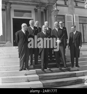 Minister vereidigt im Palast Soestdijk v.l.n.r. Die Herren Minister Samkalden, Smallenbroek, Diepenhorst, Cals, den Uyl, Vondeling, Vrolijk en Suurhoff Datum: 14. April 1965 Ort: Soestdijk, Utrechter Schlüsselwörter: Vereidigung, persönlicher Name der Minister: CALs, Jo, Smallenbroek, Jan Udeling, Anne Udeling, Anne Udeling Stockfoto