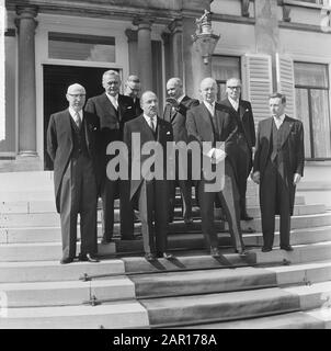 Minister vereidigt im Palast Soestdijk v.l.n.r. Die Herren Minister Samkalden, Smallenbroek, Diepenhorst, Cals, den Uyl, Vondeling, Vrolijk en Suurhoff Datum: 14. April 1965 Ort: Soestdijk, Utrechter Schlüsselwörter: Vereidigung, persönlicher Name der Minister: CALs, Jo, Smallenbroek, Jan Udeling, Anne Udeling, Anne Udeling Stockfoto