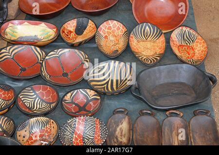 Souvenirs zum Verkauf am Eingang des Blyde River Canyon, Mpumalanga, Südafrika. Stockfoto