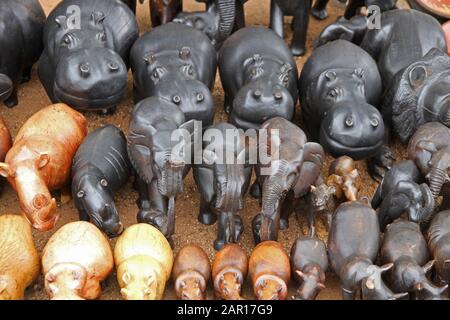 Souvenirs zum Verkauf am Eingang des Blyde River Canyon, Mpumalanga, Südafrika. Stockfoto