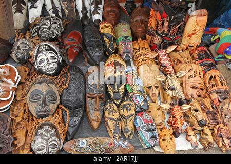 Souvenirs zum Verkauf am Eingang des Blyde River Canyon, Mpumalanga, Südafrika. Stockfoto