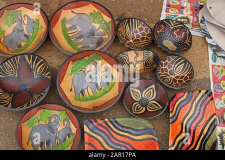 Souvenirs zum Verkauf am Eingang des Blyde River Canyon, Mpumalanga, Südafrika. Stockfoto