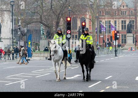 London, Großbritannien - 1. Januar 2020: Montierte weibliche Polizistin auf der Straße in der Nähe der Westminster Abbey Stockfoto