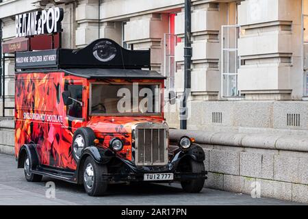 London, Großbritannien - 1. Januar 2020: Mobiler farbenfroher Vintage-Food-Truck auf dem Queen's Walk, London, Großbritannien Stockfoto