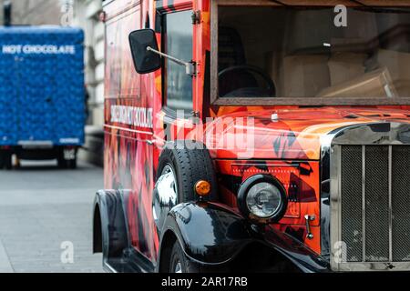 London, Großbritannien - 1. Januar 2020: Mobiler farbenfroher Vintage-Food-Truck auf dem Queen's Walk, London, Großbritannien Stockfoto