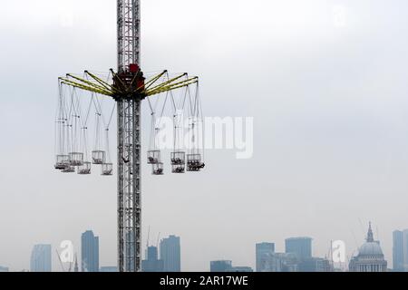 London, Großbritannien - 1. Januar 2020: Luftbild der Starflyer-Fahrt von der Londoner Südbank, Blick von London Eye Stockfoto