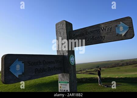 Wegweiser aus Holz mit Blick auf die Südniederungen Großbritanniens mit einem Golfer, Golfplatz und den schönen Hügeln des Südens im Hintergrund Stockfoto