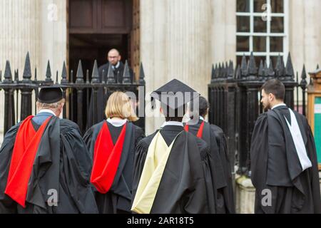 Abschlussfeier der University of Cambridge Lent vor dem Senatshaus, dem King's College und der Great St Mary's Church. Stockfoto