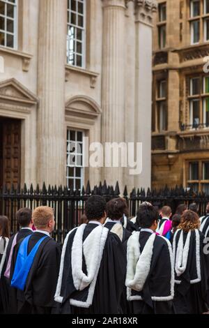 Abschlussfeier der University of Cambridge Lent vor dem Senatshaus, dem King's College und der Great St Mary's Church. Stockfoto