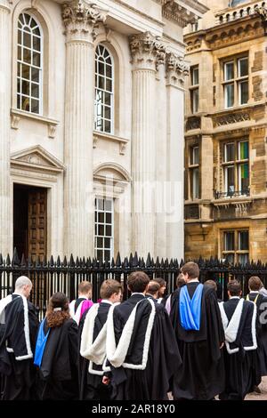 Abschlussfeier der University of Cambridge Lent vor dem Senatshaus, dem King's College und der Great St Mary's Church. Stockfoto