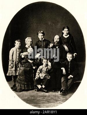 Lenin (Vladimir Ilitch Oulianov dit, 1870-1924) Eleve, au Milieu de sa famille, a Simbirsk (Russie), en 1879 - Stockfoto