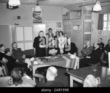 Eröffnung der Boys City in Gouda Annotation: Jungs Stadt war ein Aufenthalt für Arbeiterjugend. In der Mitte sitzend mit Brille Initiator Pater A. Besseling OFM, Kaplan der Pfarrei St. Jozef Datum: 13. Mai 1949 Ort: Gouda Schlüsselwörter: Klerus, Name der Person der Jugendpflege: Besseling, Amon Stockfoto