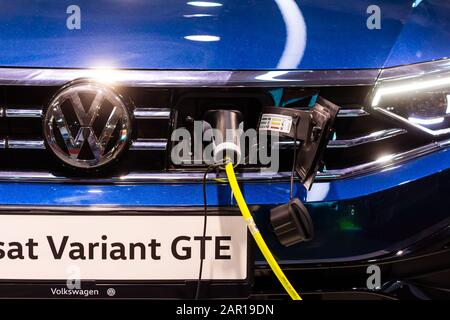 Aufladen einer Plug-in-Hybrid Volkswagen Passat Variant GTE mit dem Netzkabel Netzteil angeschlossen, Prag, Tschechien, November 2019. Stockfoto