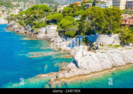 An der felsigen Küste in Camogli, Italien. Luftaufnahme auf die Adria, Ligurien. Stockfoto