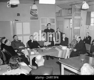 Eröffnung der Boys City in Gouda Annotation: Jungs Stadt war ein Aufenthalt für Arbeiterjugend. Rede des Initiators Pater A. Bessling OFM, Kaplan der Pfarrei St. Jozef, erhält ein Platzierdatum: 13. Mai 1949 Ort: Gouda Schlüsselwörter: Klerus, Jugendpflege persönlicher Name: Besseling, Amon Stockfoto