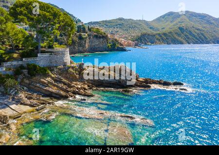 An der felsigen Küste in Camogli, Italien. Ein Blick aus der Vogelperspektive auf die Adria, Ligurien. Stockfoto