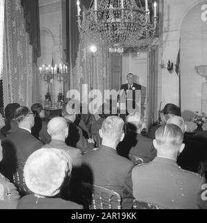 Prins Bernhard installiert Kuratorium der Soestdijk-Stiftung, Fürst während der Rede Datum: 10. Dezember 1964 Ort: Soestdijk, Utrechter Schlüsselwörter: Verteidigung, Königshaus, Fürsten, Reden persönlicher Name: Bernhard, Prinzenname: Stichting Volk en Defence Stockfoto