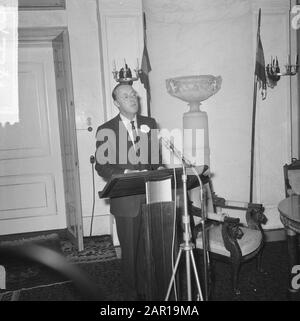 Prins Bernhard installiert Kuratorium der Stiftung Volk und Verteidigung im Palast Soestdijk, Fürst während der Rede Datum: 10. Dezember 1964 Ort: Soestdijk, Utrechter Schlüsselwörter: Verteidigung, Königshaus, Fürsten, Reden persönlicher Name: Bernhard, Prinzenname: Stichting Volk en Defence Stockfoto