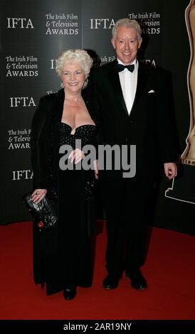 Dublin, IRLAND - 14. FEBRUAR: Fionnula Flanagan und Nick Dunning kommen am 14. Februar 2009 im Burlington Hotel in Dublin, Irland zum 6. Jährlichen irischen Film- und Fernsehpreis. Stockfoto