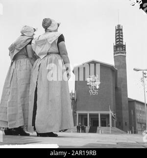 Königin Juliana eröffnet neues Rathaus in Fllissingen Zwei Frauen in Kostümen stehen vor dem neuen Rathaus Anmerkung: Das Rathaus wurde zwischen 1961 und 1965 nach einem Vorkriegsentwurf des Architekten Dirk Roosenburg erbaut Datum: 21. Mai 1965 Standort: Vlissingen, Zeeland Schlüsselwörter: Partyhüte, Stadthüte persönlicher Name: Juliana, Königin Stockfoto