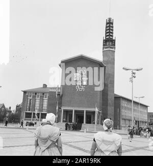 Königin Juliana eröffnet das neue Rathaus in Fllissingen Zwei Frauen in traditioneller Tracht beim Blick auf das neue Rathaus Anmerkung: Das Rathaus wurde zwischen 1961 und 1965 nach einem Vorkriegsentwurf des Architekten Dirk Roosenburg erbaut Datum: 21. Mai 1965 Standort: Vlissingen, Zeeland Schlüsselwörter: Rathäuser Stockfoto