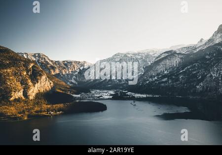 Blick auf den berühmten Hallstätter See in den österreichischen Alpen, Region Salzkammergut, Österreich Stockfoto