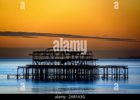 Brighton Verderbt West Pier bei Sonnenuntergang an einem Wintertag. Stockfoto