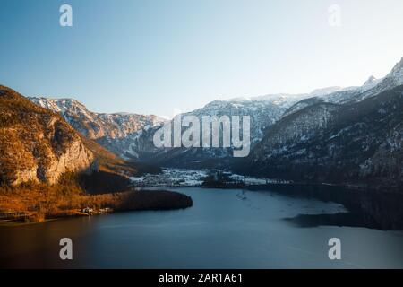 Blick auf den berühmten Hallstätter See in den österreichischen Alpen, Region Salzkammergut, Österreich Stockfoto