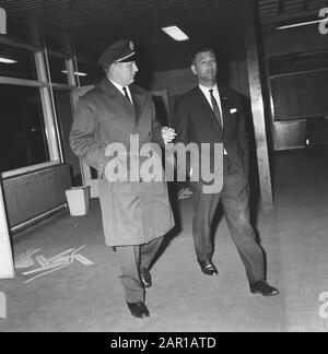 Schwedische Flugzeuge landen im Notfall am Flughafen Schiphol, Passagiere Datum: 7. Juni 1965 Standort: Noord-Holland, Schiphol Schlüsselwörter: Passagiere, Flugzeug Stockfoto