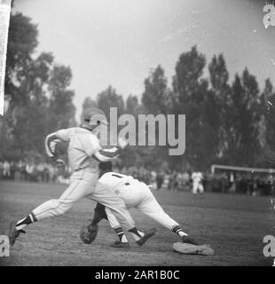 Baseball OVVVO gegen Sparta, Baseman Smarte von OVVVVO ist nur ein wenig spät am: 13. Juni 1965 Schlüsselwörter: Baseball Institution Name: OVVVO Stockfoto