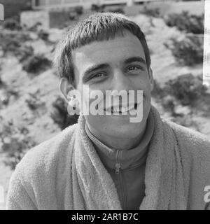 Schwimmen Niederlande gegen Deutschland bei Brunssum, Harry Ranzijn (Kopf) Datum: 20. Juni 1965 Ort: Brunssum Schlagwörter: Schwimmer persönlicher Name: Harry Ranzijn Stockfoto