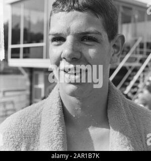 Schwimmen Niederlande gegen Deutschland bei Brunssum, Deekens (KOP) rugcrawl Datum: 20. Juni 1965 Ort: Brunssum Schlagwörter: Schwimmer Personenname: Decken Stockfoto