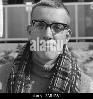 Schwimmen Niederlande gegen Deutschland bei Brunssum, Johan Schans (mit Brille) Datum: 20. Juni 1965 Ort: Brunssum Schlagwörter: Schwimmer Personenname: Johan schans Stockfoto