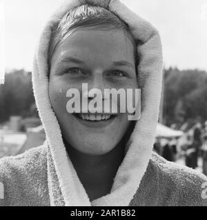 Schwimmen Niederlande gegen Deutschland bei Brunssum, Ada Kok (Kopf) Datum: 20. Juni 1965 Ort: Brunssum Schlagwörter: Schwimmer Personenname: Kok, Ada Stockfoto