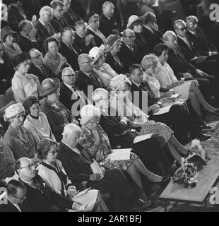 Erasmus-Preisverleihung im Congressgebouw, von links Sir Peter Garran, Mrs Chaplin, Charlie Chaplin, Queen Juliana und Princess Beatrix Datum: 24. Juni 1965 Ort: Den Haag, Süd-Holland Schlüsselwörter: Queens, Awards persönlicher Name: Beatrix, Prinzessin, Chaplin, Charlie, Garran, Peter, Juliana (Königin Niederlande), Neill, Oona O' Institutionename: Kongressgebäude Stockfoto