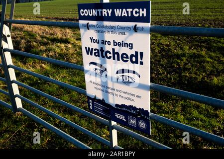 Die Landesuhr der Hampshire Constabulary arbeitet in diesem am Bauerntor angebrachten Schild, um illegale Aktivitäten auf dem Land abzuschrecken Stockfoto