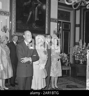 Engagement Prinzessin Beatrix am Binnenhof, v. l. Prinz Bernhard, Königin Juliana, Claus von Amsbergen Prinzessin Beatrix (Lachen) Datum: 29. Juni 1965 Schlüsselwörter: Engagement, Königinnen persönlicher Name: Beatrix, Prinzessin, Bernhard, Fürst, Juliana (Königin Niederlande) Stockfoto