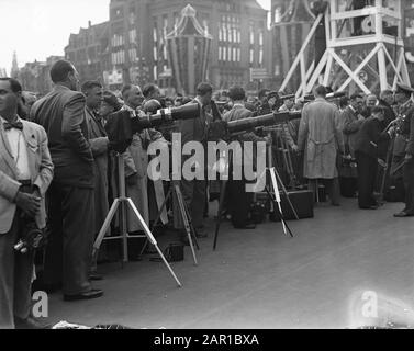 Abdankungskönigin Wilhelmina/Einweihung der Königin Juliana Abdankungskönigin Wilhelmina. S aus dem in- und Ausland auf die Balkonszenen warten. Stand: 4. September 1948 (Samstagmorgen). Datum: 4. September 1948 Ort: Amsterdam, Noord-Holland Stichwörter: Widmungen, Königshaus, Presse Stockfoto