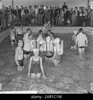 Internationale Begegnung Zeugen des Herrn in Rotterdam, unter den Tönen des Orchesters kamen viele in das seichte Fitnessstudio Datum: 2. Juli 1965 Ort: Rotterdam, Zuid-Holland Schlüsselwörter: Zeugen des Herrn, Versammlungen, Orchester Stockfoto