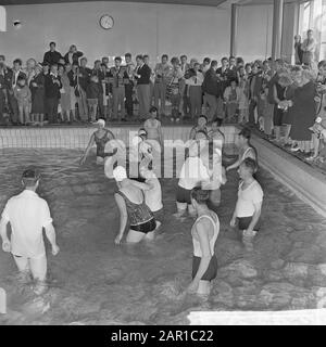 Internationale Begegnung Zeugen des Herrn in Rotterdam, unter den Tönen des Orchesters kamen viele in das seichte Fitnessstudio Datum: 2. Juli 1965 Ort: Rotterdam, Zuid-Holland Schlüsselwörter: Zeugen des Herrn, Versammlungen, Orchester Stockfoto