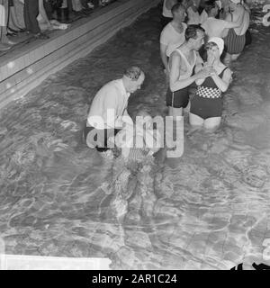 Internationale Begegnung Zeugen des Herrn in Rotterdam, während der Taufe Datum: 2. Juli 1965 Ort: Rotterdam, Süd-Holland Schlüsselwörter: Taufe, Jovalage, Treffen Stockfoto