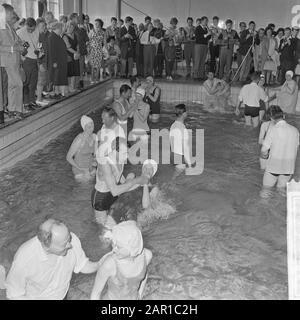 Internationale Begegnung Zeugen des Herrn in Rotterdam, unter den Tönen des Orchesters kamen viele in das seichte Fitnessstudio Datum: 2. Juli 1965 Ort: Rotterdam, Zuid-Holland Schlüsselwörter: Zeugen des Herrn, Versammlungen, Orchester Stockfoto