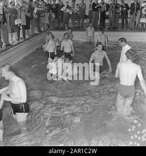 Internationale Begegnung Zeugen des Herrn in Rotterdam, unter den Tönen des Orchesters kamen viele in das seichte Fitnessstudio Datum: 2. Juli 1965 Ort: Rotterdam, Zuid-Holland Schlüsselwörter: Zeugen des Herrn, Versammlungen, Orchester Stockfoto