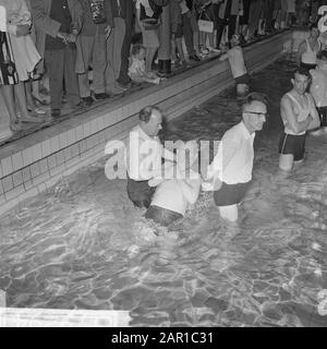 Internationale Begegnung Zeugen des Herrn in Rotterdam, unter den Tönen des Orchesters kamen viele in das seichte Fitnessstudio Datum: 2. Juli 1965 Ort: Rotterdam, Zuid-Holland Schlüsselwörter: Zeugen des Herrn, Versammlungen, Orchester Stockfoto