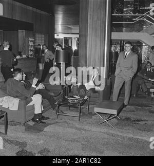 Puskas besuchte Faas Wilkes in Rotterdam, Spieler in Hil Datum: 7. September 1965 Ort: Rotterdam, South Holland Schlüsselwörter: Spieler, Sport, Fußball persönlicher Name: Hilton, Puskas, Ferenc, Wilkes, Servaas Stockfoto