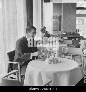 Puskas besuchte Faas Wilkes in Rotterdam, Puskas Getränketasse Kaffeetasse Datum: 7. September 1965 Ort: Rotterdam, Süd-Holland Schlüsselwörter: Sport, Fußball persönlicher Name: Puskas, Ferenc, Wilkes, Servaas Stockfoto