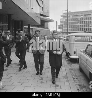 Puskas besuchte Faas Wilkes in Rotterdam, Spieler sehen Rotterdam-Datum: 7. September 1965 Ort: Rotterdam, South Holland Schlüsselwörter: Puskas, Sport, Fußball persönlicher Name: Puskas, Ferenc, Wilkes, Servaas Stockfoto